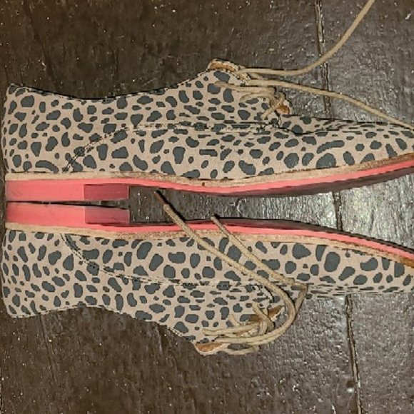 Dolce Vita, leopard print, lace-up Oxfords. Size 7 - Picture 4 of 5